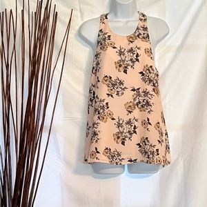 Versatile floral print summer top from DailyLook in size medium.
